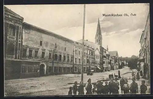 AK Mauerkirchen, Strassenpartie am Gasthaus mit vielen Kindern