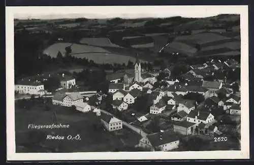 AK Riedau /O.-Ö., Teilansicht mit Strassenpartie, Fliegeraufnahme