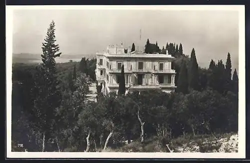 AK Corfu-Archilleion, Teilansicht hinter Bäumen