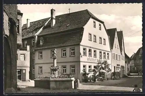 AK Mainbernheim, Gasthof zum Falken mit Brunnen