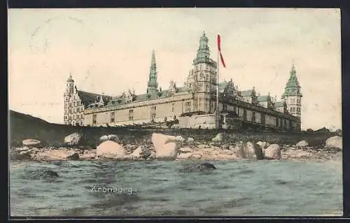 AK Kronborg, Blick vom Wasser auf die Burg mit Flagge