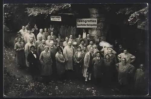 AK Saalfeld, Feengrotten / Saalfelder Heilquellen mit Besuchergruppe