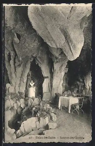 AK Evian-les-Bains, la source des Grottes, une table vide et une servante