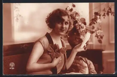 Foto-AK A. Noyer Nr. 4181: Fräulein mit einem Zettel in der Hand