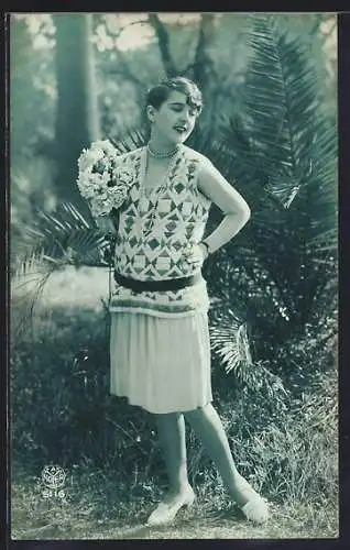 Foto-AK A.Noyer NR. 5116: Junge Frau mit Blumenstrauss