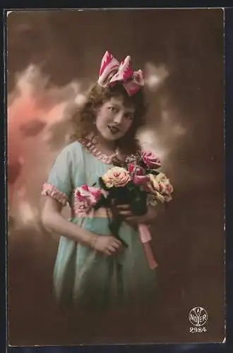 Foto-AK A. Noyer Nr. 2984: Fräulein im Kleid mit Rosen