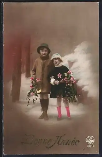 Foto-AK A. Noyer Nr. 2611: Kinderpaar mit Blumen im Schnee, Neujahrsgruss