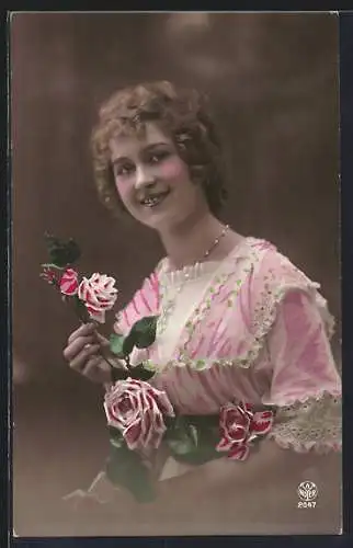 Foto-AK A. Noyer Nr. 2047: Fräulein im Kleid mit Rosen