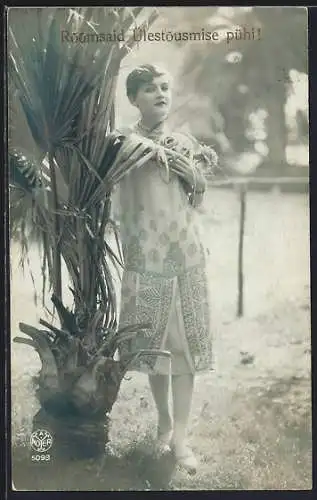 Foto-AK A. Noyer Nr. 5093: Fräulein im Kleid mit Rosen