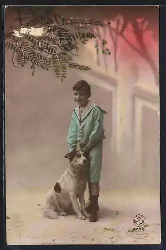 Foto-AK A. Noyer Nr. 2534: Kleiner Junge im Matrosenanzug mit Hund