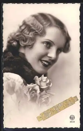 Foto-AK A. Noyer Nr. 3512: Hübsches Fräulein mit Rosen, Geburtstagsgruss