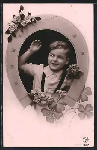 Foto-AK A. Noyer Nr. 1428B: Kleiner Junge mit Rosen im Hufeisen