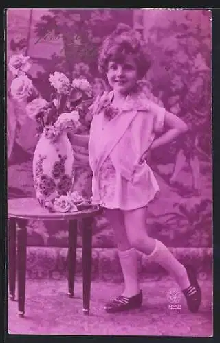Foto-AK A. Noyer Nr. 1252: Mädchen an einer Vase mit Rosen, Geburtstagsgruss