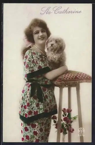 Foto-AK A. Noyer Nr. 3375: Ste-Catherine, Junge Frau mit ihrem Hund im Arm