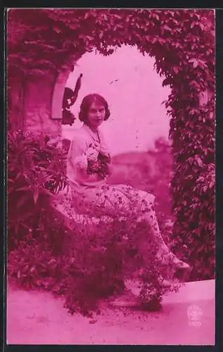 Foto-AK A. Noyer Nr. 1528: Fräulein mit Rosen sitzt vor Tor