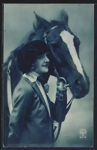 Foto-AK A. Noyer Nr. 3276: Junge Frau mit ihrem Pferd