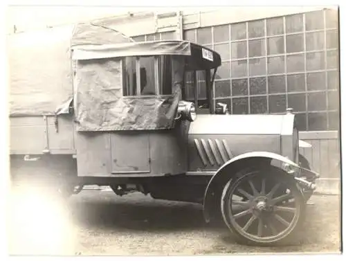 Fotografie Lastwagen Horch, LKW mit Weinberger-Aufbau auf dem Fabrikhof Zeppelinstrasse 71 in München