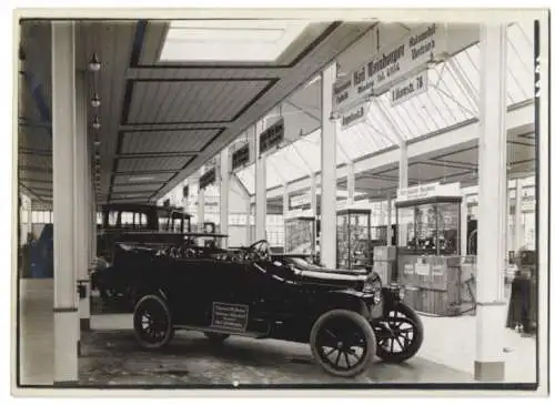 Fotografie Auto Protos 8 /21 PS, PKW mit Weinberger Karosserie in einer Ausstellungshalle am Messestand stehend