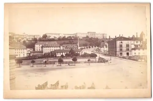 Fotografie unbekannter Fotograf, Ansicht Zürich, Strassenansicht mit Droschkenkutschern auf einem Platz