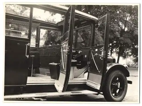 Fotografie Bus Mercedes Benz, Omnibus der Reichspost mit Weinberger-Aufbau in der Zeppelinstrasse 71 zu München