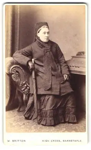 Fotografie W. Britton, Barnstaple, Ältere Dame mit Schal und Spazierstock