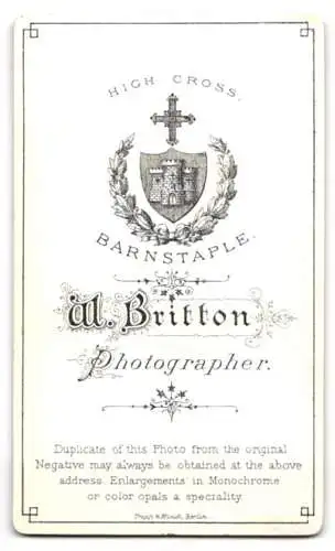 Fotografie W. Britton, Barnstaple, Ältere Dame mit Schal und Spazierstock