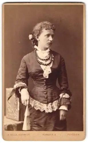 Fotografie Hermann Selle, Potsdam, Yorckstrasse 4, Porträt einer jungen Frau in tailliertem Kleid mit Spitzenbesatz