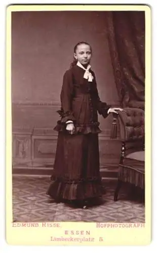 Fotografie Edmund Risse, Essen, Limbeckerplatz 8, Porträt eines jungen Mädchens in elegantem Kleid