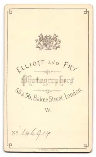 Fotografie Elliott &amp Fry, London, Baker Street 55 &amp 56, Porträt eines kleinen Mädchens mit Spitzenkragen