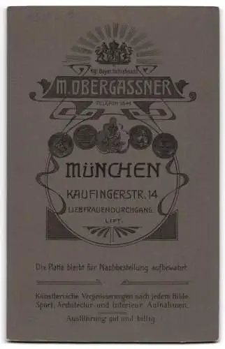 Fotografie M. Obergassner, München, Kaufingerstrasse 14, Porträt eines Jungen mit Spielzeug