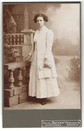 Fotografie Atelier Reform, Friedberg i. H., Bahnhofstr. 9, Elegante Dame im hellen Kleid