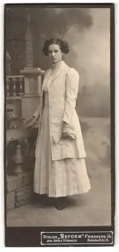 Fotografie Atelier Reform, Friedberg, Bahnhofstr. 9, Elegante Dame im weissen Kleid