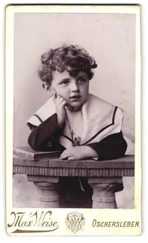 Fotografie Max Weise, Oschersleben, Halberstädter Str. 2, Porträt eines Jungen mit Locken im Matrosenanzug