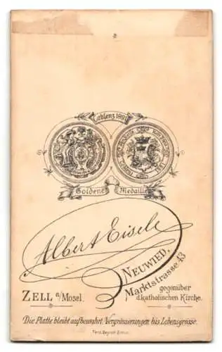 Fotografie Albert Eisele, Neuwied, Marktstrasse 43, Porträt eines ernst dreinblickenden Mannes