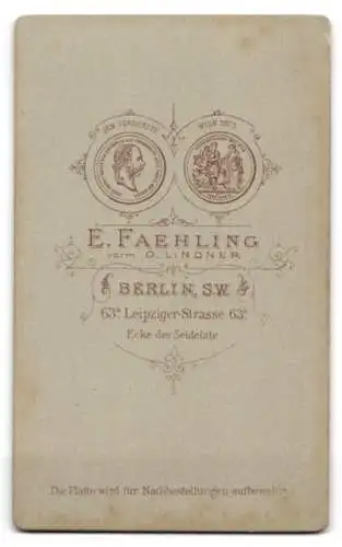 Fotografie E. Faehling, Berlin, Leipziger Strasse 63a, Frau mit Buch an antikem Schreibtisch