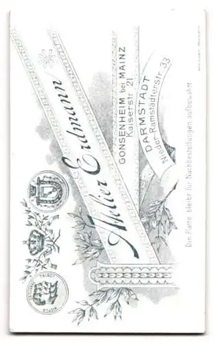 Fotografie Atelier Erdmann, Gonsenheim bei Mainz, Kaiserstr. 2, Porträt eines kleinen Mädchens mit Stuhl