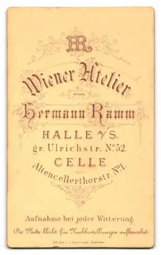 Fotografie Hermann Ramm, Halle a/S., gr. Ulrichstr. No. 52, Junger Mann lehnt an einer Säule