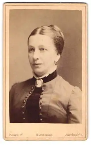 Fotografie H. Axtmann, Plauen i.V., Portrait einer Dame mit Gemme