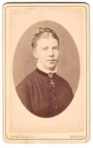 Fotografie A. Regis & Co., Berlin, Prinzenstrasse 38, Portrait einer Dame