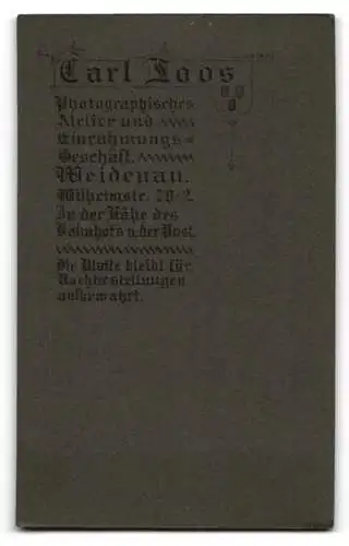 Fotografie Carl Loos, Weidenau, Wilhelmstr. 79 /2, Baby in weissem Kleid auf Fell