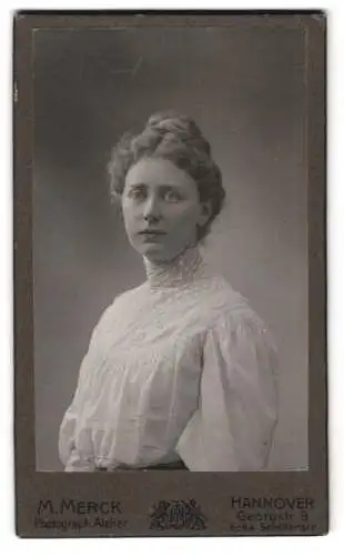 Fotografie M. Merck, Hannover, Georgstr. 8, Porträt einer Frau in eleganter Bluse