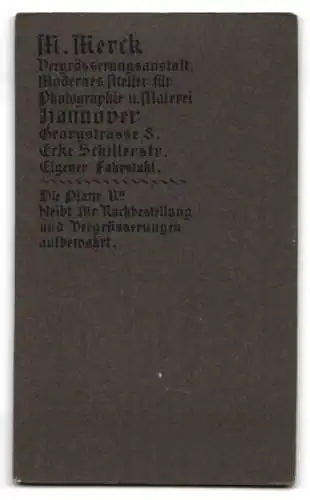 Fotografie M. Merck, Hannover, Georgstr. 8, Porträt einer Frau in eleganter Bluse
