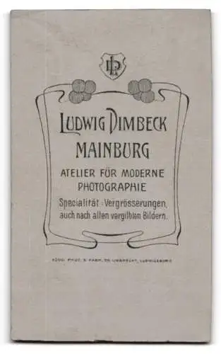 Fotografie Ludwig Dimbeck, Mainburg, Kind steht auf einem Stuhl