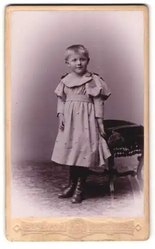 Fotografie C. Baumann, Dortmund, Ostenhellweg 18, Porträt eines Kindes mit Hocker