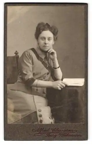 Fotografie Alfred Claussen, Burg auf Fehmarn, Dame sitzt an einem Tisch