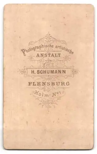 Fotografie H. Schumann, Flensburg, Holm 1, Porträt eines Jungen mit Stuhl