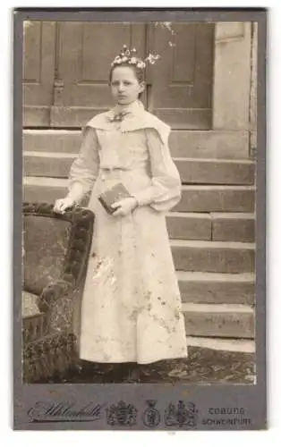 Fotografie E. Uhlenhuth, Coburg, Albertplatz, Mädchen in weissem Kleid mit Buch