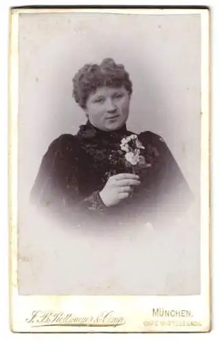 Fotografie J.B. Rottmayer & Comp., München, Café Wittelsbach, Porträt einer Frau mit Blumen