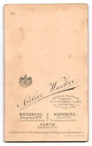 Fotografie Atelier Wacker, Würzburg, Weingartenstr. 39, Portrait einer Frau in elegantem Kleid