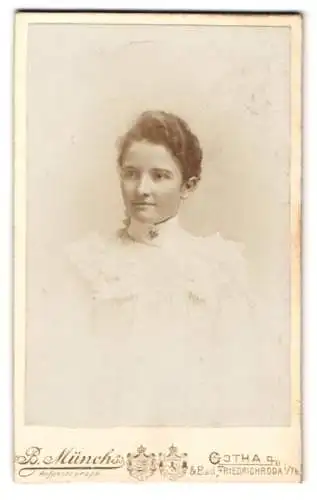 Fotografie B. Münch, Gotha, Schweizer Strasse, Portrait einer jungen Frau